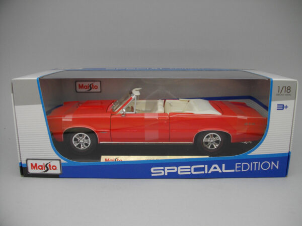 Pontiac GTO Convertible (1965) 1:18 Maisto