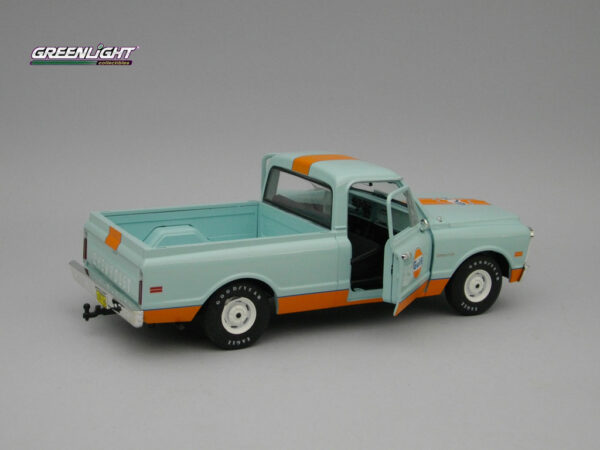 Chevrolet C-10 (1968) “Gulf” 1:24 Greenlight