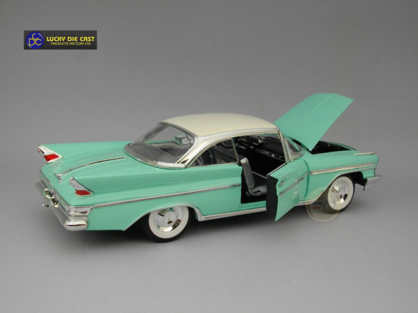 DeSoto Adventurer (1961) 1:18 Lucky Diecast