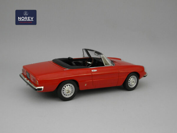 Alfa Romeo 2000 Spider (1978) 1:18 Norev