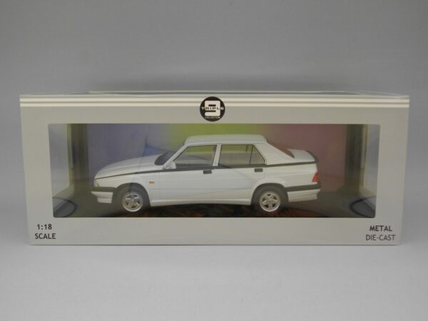 Alfa Romeo 75 (1991) 1:18 Triple9